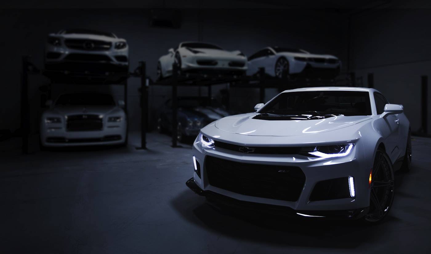 Automóvel premium numa estrada costeira portuguesa